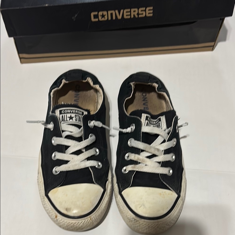Women’s Black and White All⭐️Star Converse shoes